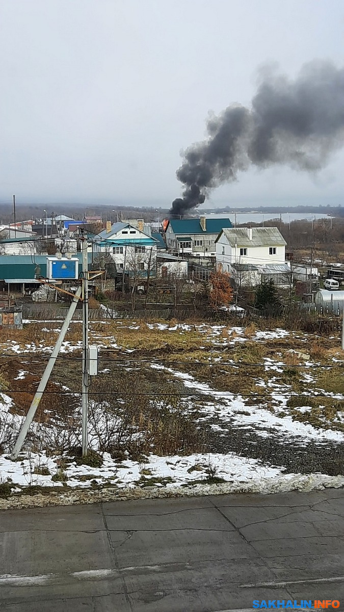 На окраине Охи тушат пожар возле частного дома. Сахалин.Инфо