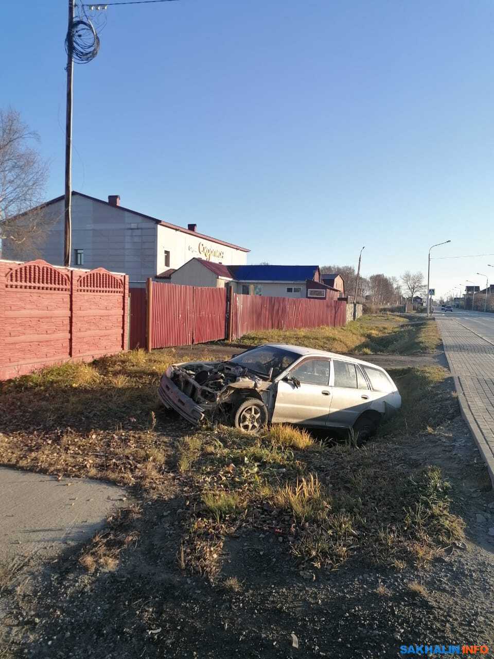 Раскуроченный автомобиль лежит в кювете возле сауны в Южно-Сахалинске.  Сахалин.Инфо