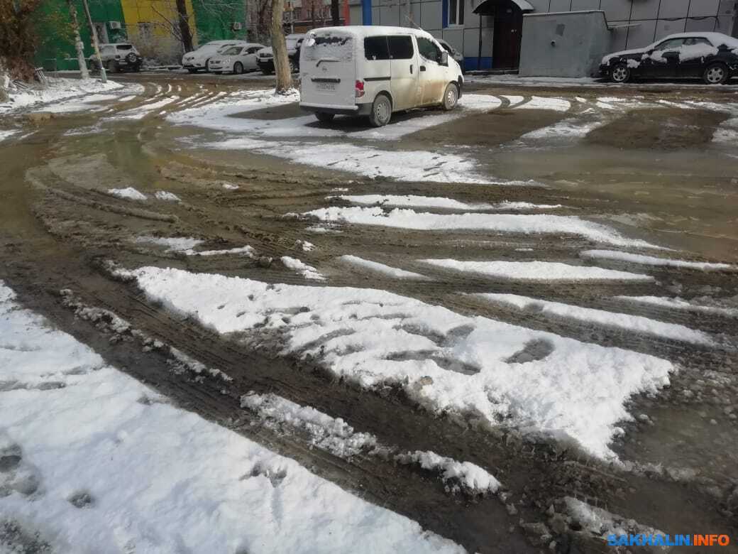 Двор на Ленина встречает зиму с грязью и горой мусора. Сахалин.Инфо