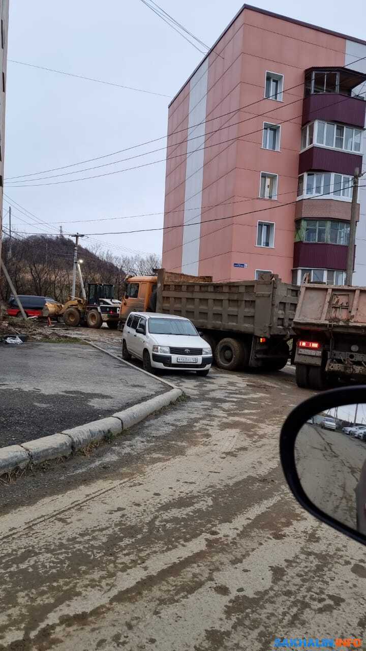 Жильцы домов по улице 60 лет Октября в Холмске утопают в грязи. Сахалин.Инфо