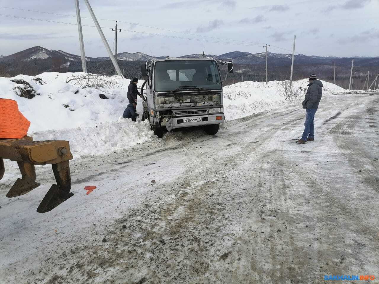 Грейдер угодил в аварию на скользкой дороге у Взморья. Сахалин.Инфо