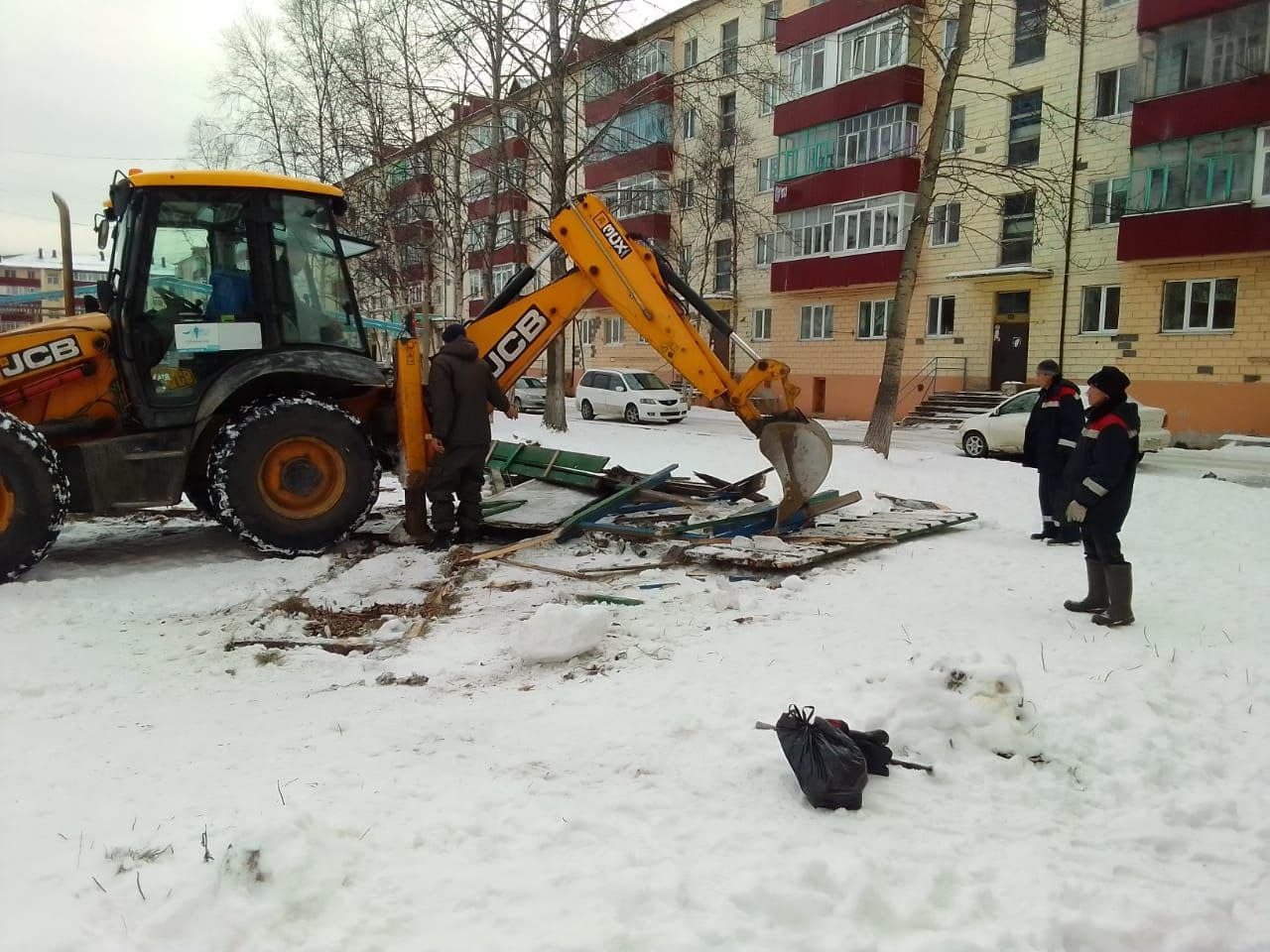 Поронайские дети лишились горки и теперь катаются с сугроба у помойки.  Сахалин.Инфо