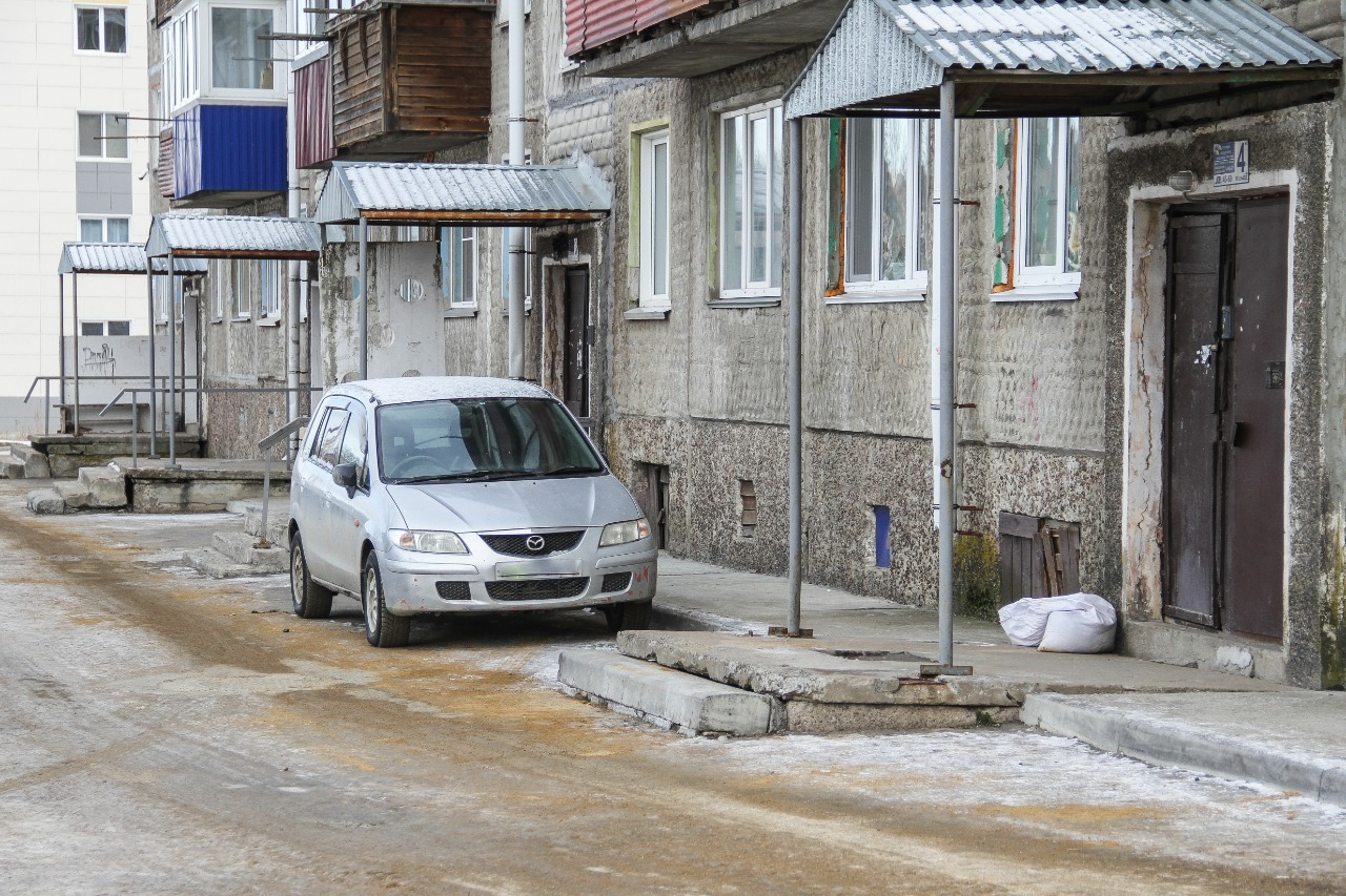 Работа в корсакове. Улицы городов дворы.