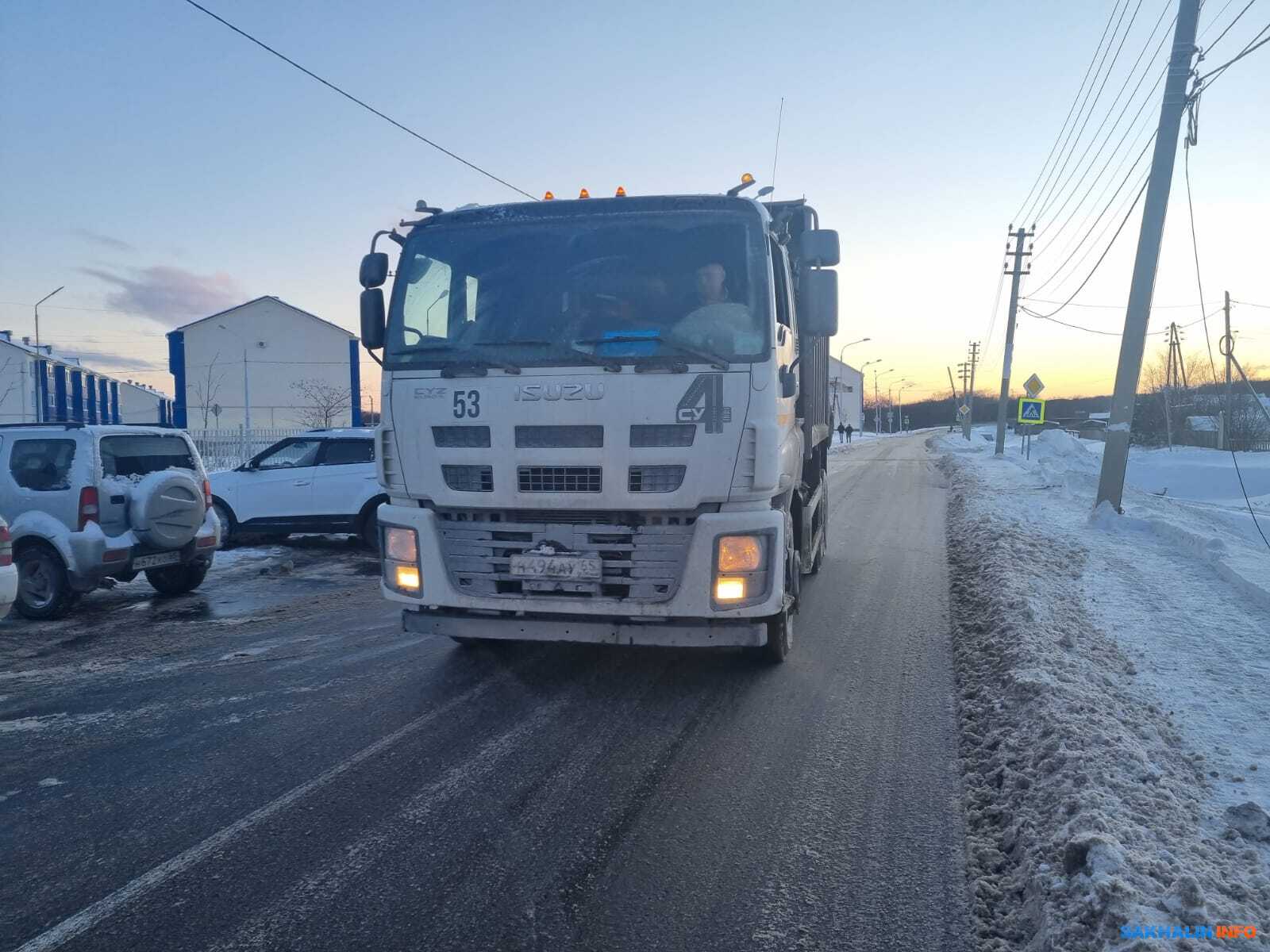 Самосвал с поднятым кузовом повредил провода и погнул столб в Дальнем.  Сахалин.Инфо