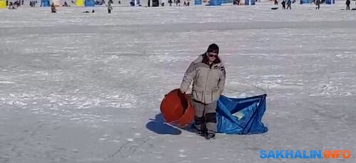 На скриншоте из видео ребёнок идет за спиной мужчины. ИА Сах.ком не выкладывает полное видео из-за ребёнка в кадре, который ни при чем