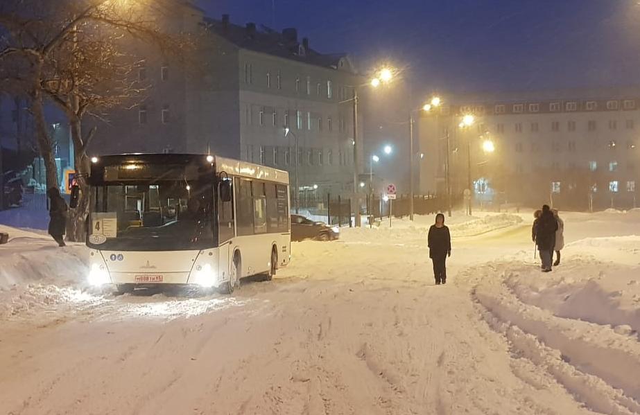 Погода корсаков. Южно Сахалинск Пурга. Снег метель в Корсакове. Южно-Сахалинск зимой. Метель в городе.