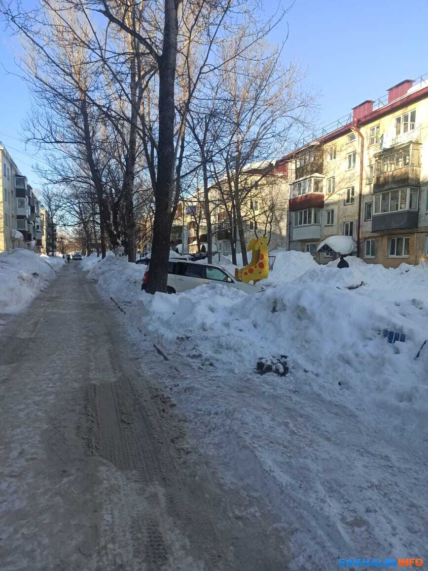 Южносахалинец втиснул свою машину на детскую площадку между сугробов.  Сахалин.Инфо