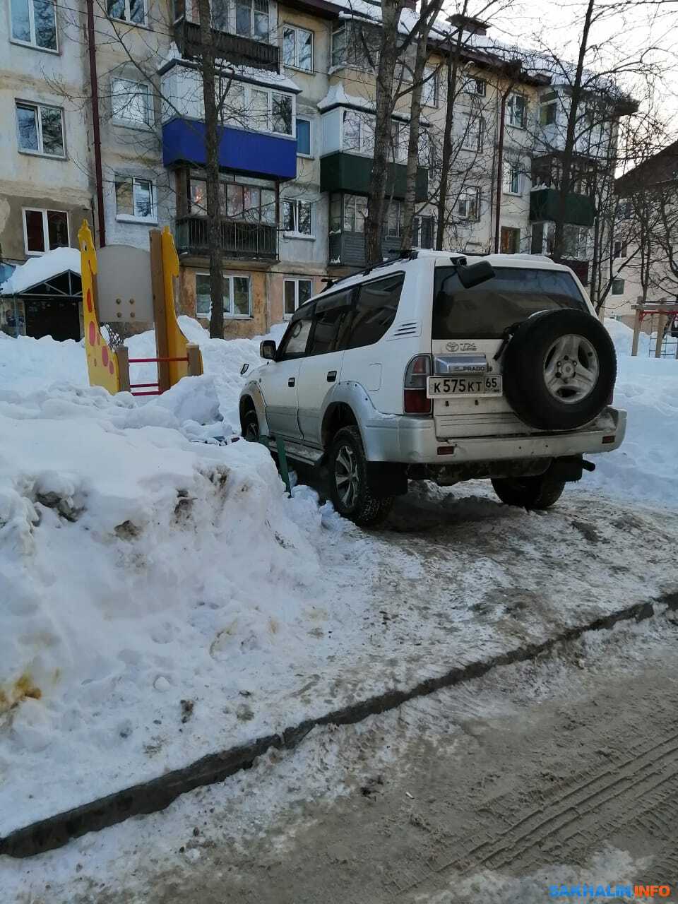 Южносахалинец втиснул свою машину на детскую площадку между сугробов.  Сахалин.Инфо