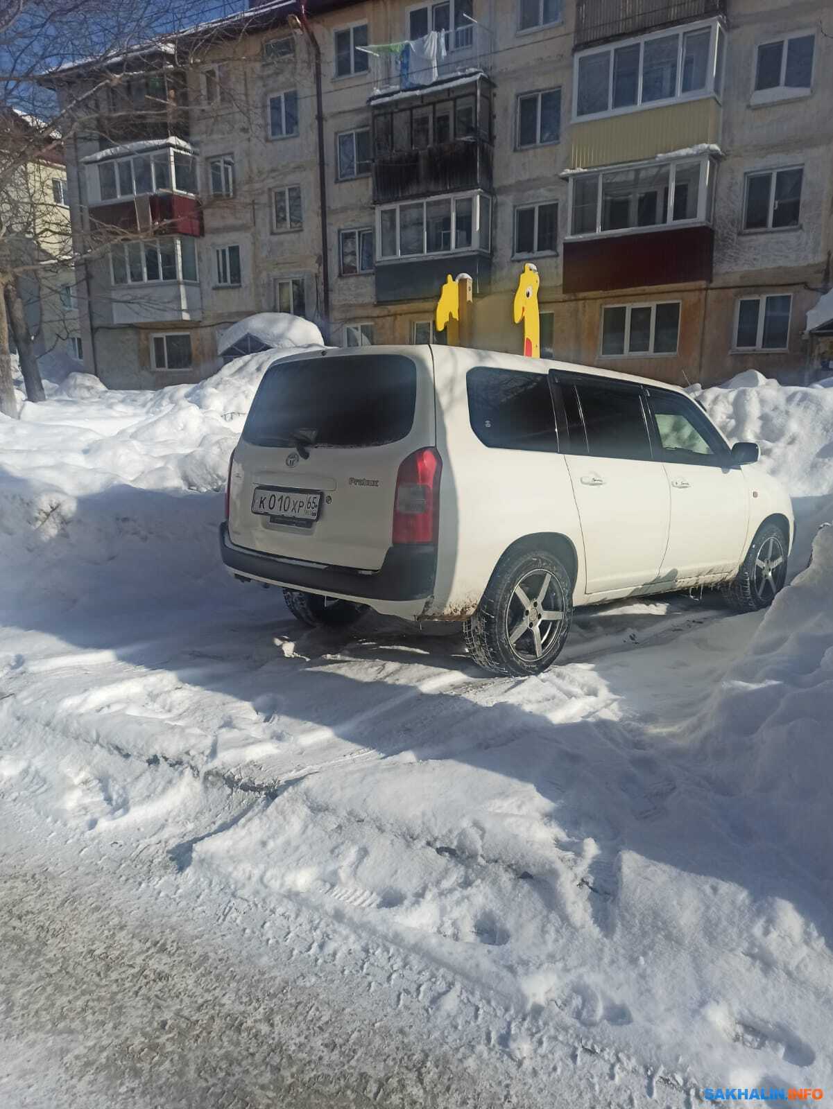 Южносахалинец втиснул свою машину на детскую площадку между сугробов.  Сахалин.Инфо