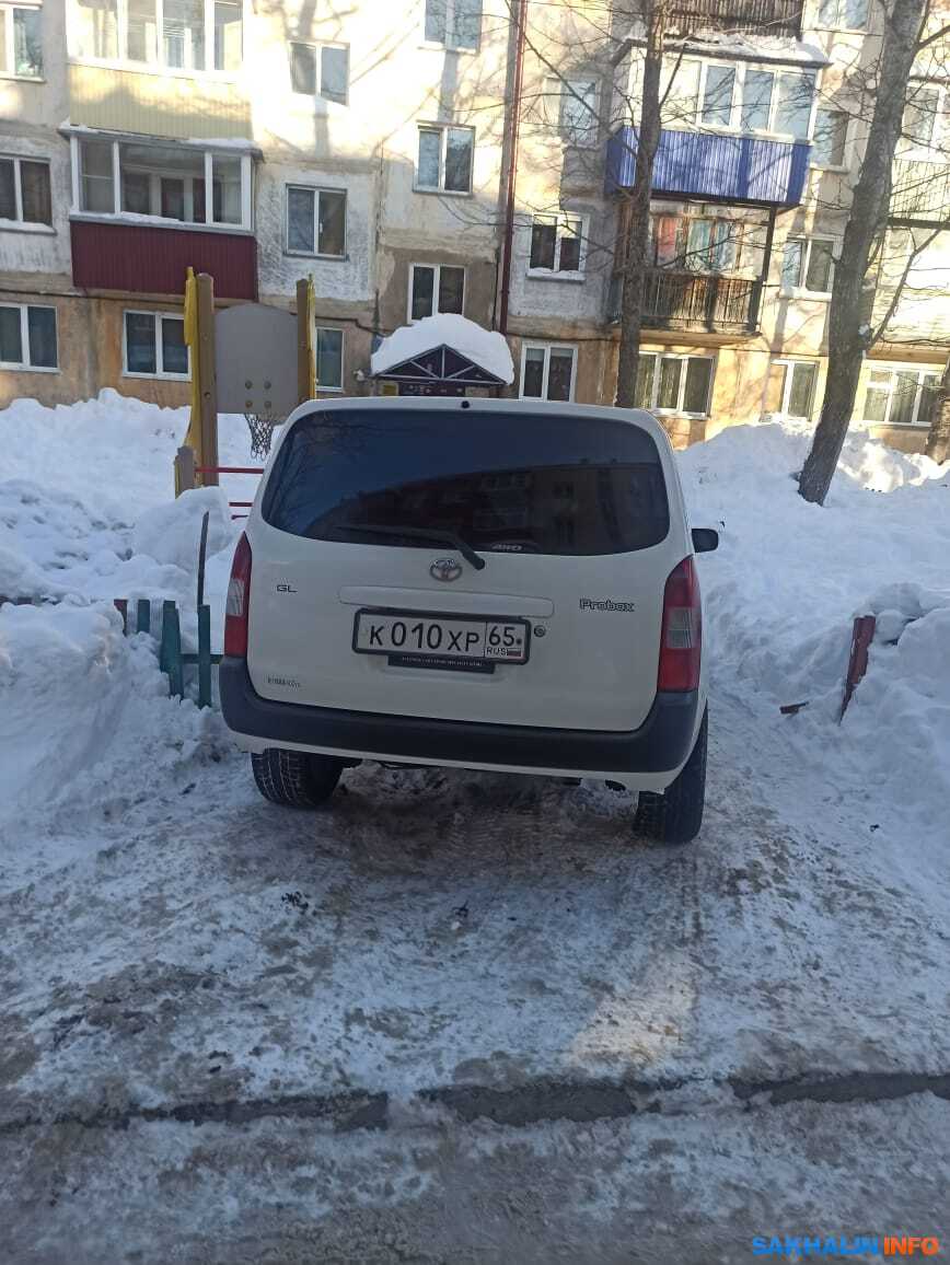 Южносахалинец втиснул свою машину на детскую площадку между сугробов.  Сахалин.Инфо