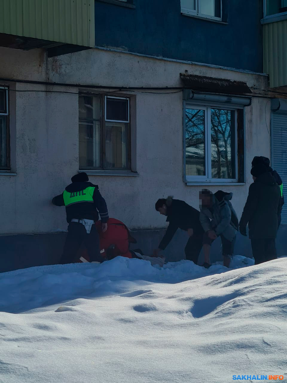 Южносахалинка выпала из окна дома на Амурской. Сахалин.Инфо