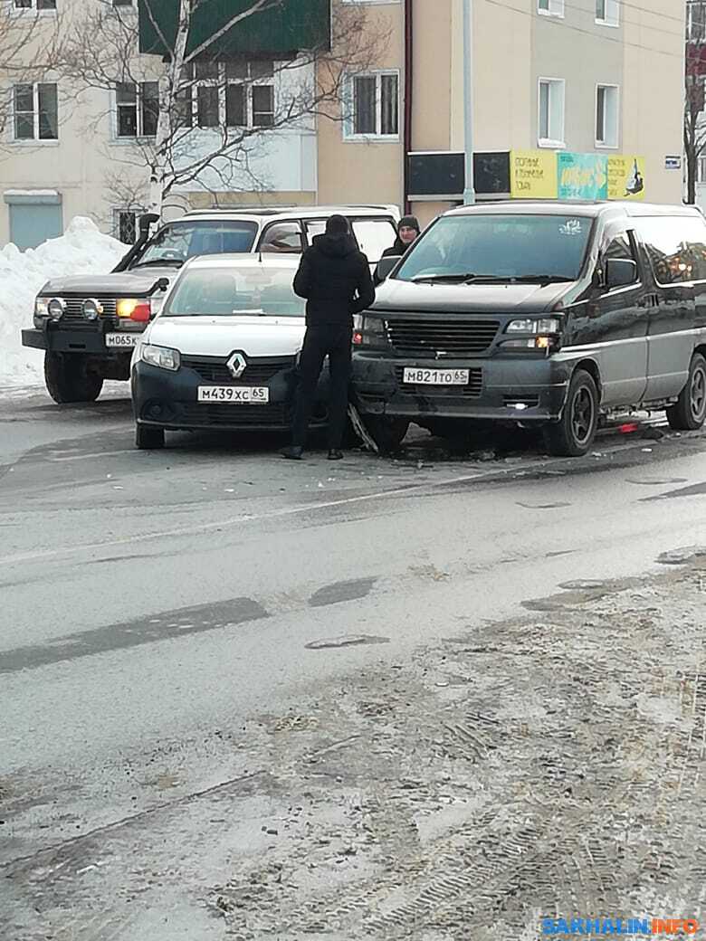 Участники ДТП перегородили проезд по улице Поповича в час пик. Сахалин.Инфо