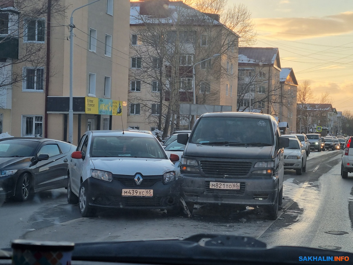 Участники ДТП перегородили проезд по улице Поповича в час пик. Сахалин.Инфо