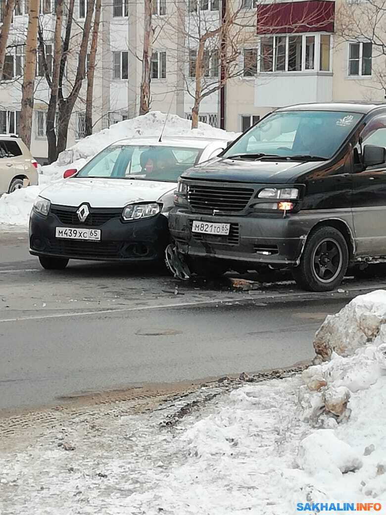 Участники ДТП перегородили проезд по улице Поповича в час пик. Сахалин.Инфо