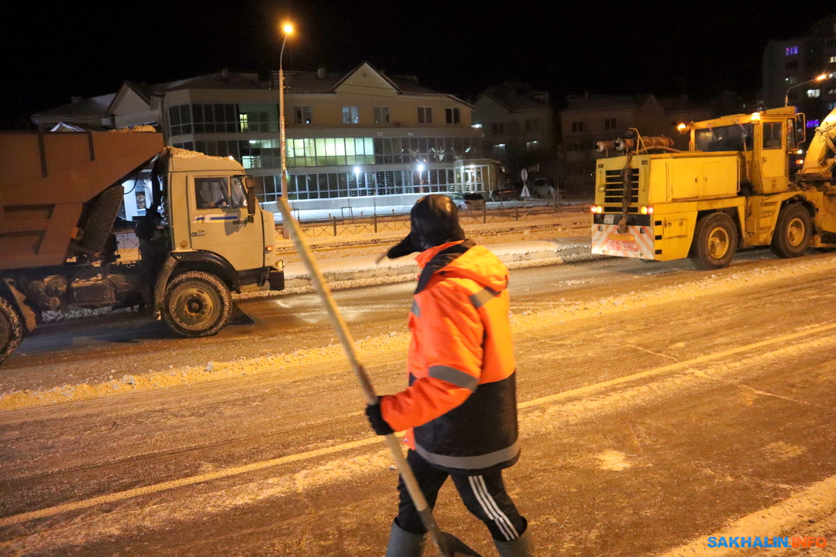 До 100 тысяч кубов снега в сутки продолжают вывозить из Южно-Сахалинска.  Сахалин.Инфо