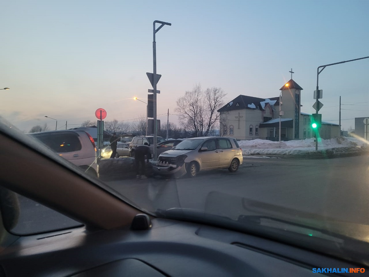 Три автомобиля столкнулись на перекрестке улиц Ленина и Транзитной в Южно- Сахалинске. Сахалин.Инфо