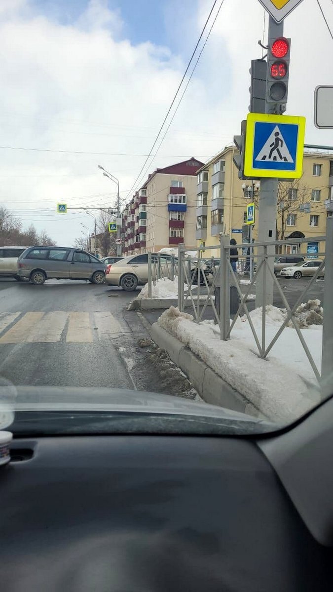 Легковушка чуть не сбила пешехода и врезалась в забор в Южно-Сахалинске.  Сахалин.Инфо