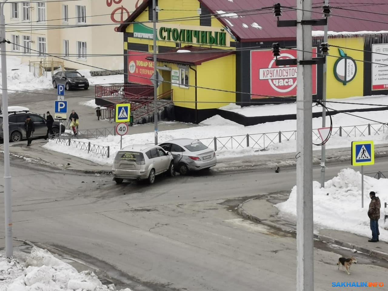 Два автомобиля в Дальнем втянули в ДТП дорожное ограждение. Сахалин.Инфо