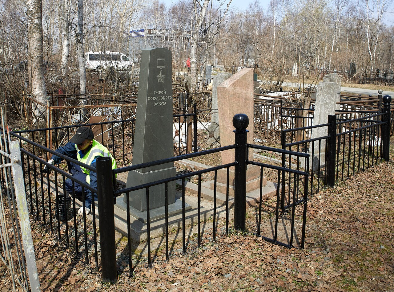 С какого возраста можно на кладбище. Кладбище Южно-Сахалинск. Кладбище Южно Сахалинска. Ворота на кладбище. Кладбище политиков.