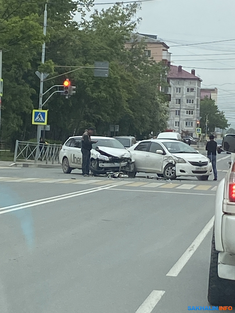 Перекресток Пограничной и Амурской после аварии перегородили автомобили.  Сахалин.Инфо