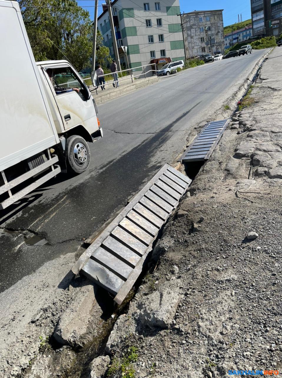 Старая ливневка в Холмске много лет портит жизнь автомобилистам |  17.06.2022 | Южно-Сахалинск - БезФормата