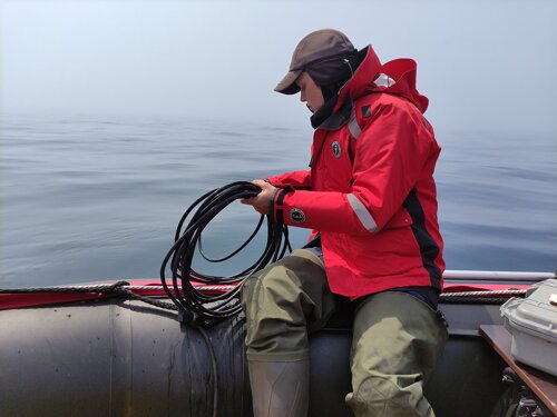 Ольга Филатова с гидрофоном - прибором для изучения звуков китообразных