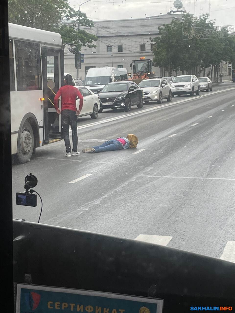 На Ленина в Южно-Сахалинске автобус сбил девушку | 12.07.2022 |  Южно-Сахалинск - БезФормата