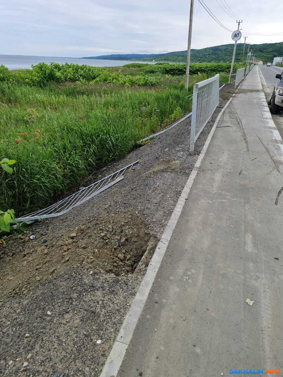 В Яблочном заметили автомобиль с куском ограждения в кузове. Сахалин.Инфо