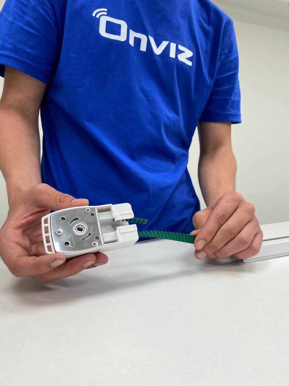 Классический раздвижной электрокарниз в общих чертах состоит из ...