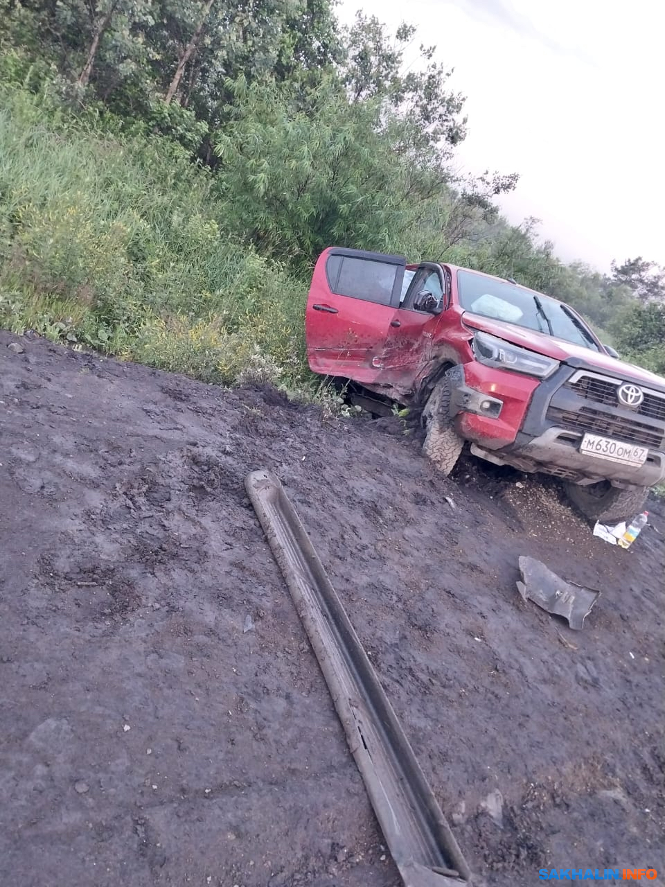 Разбитые автомобили стоят у въезда в Шахтерск | 25.07.2022 | Южно-Сахалинск  - БезФормата