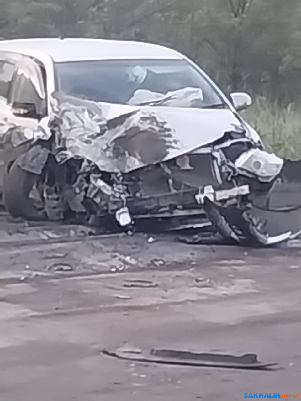 Разбитые автомобили стоят у въезда в Шахтерск | 25.07.2022 | Южно-Сахалинск  - БезФормата