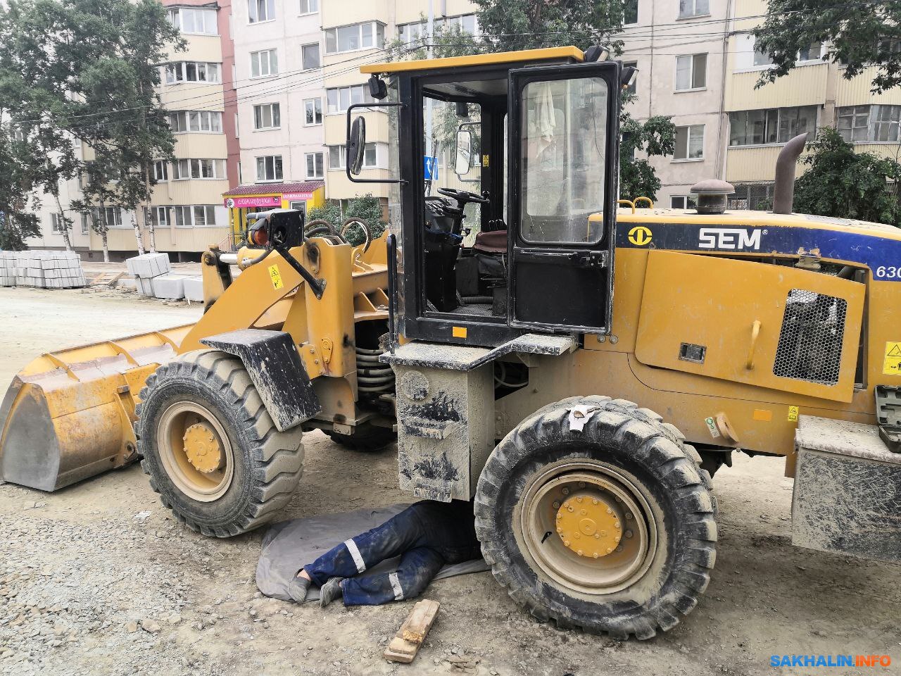 Из-за взрыва колеса погрузчика пострадали сахалинец и два автомобиля.  Сахалин.Инфо