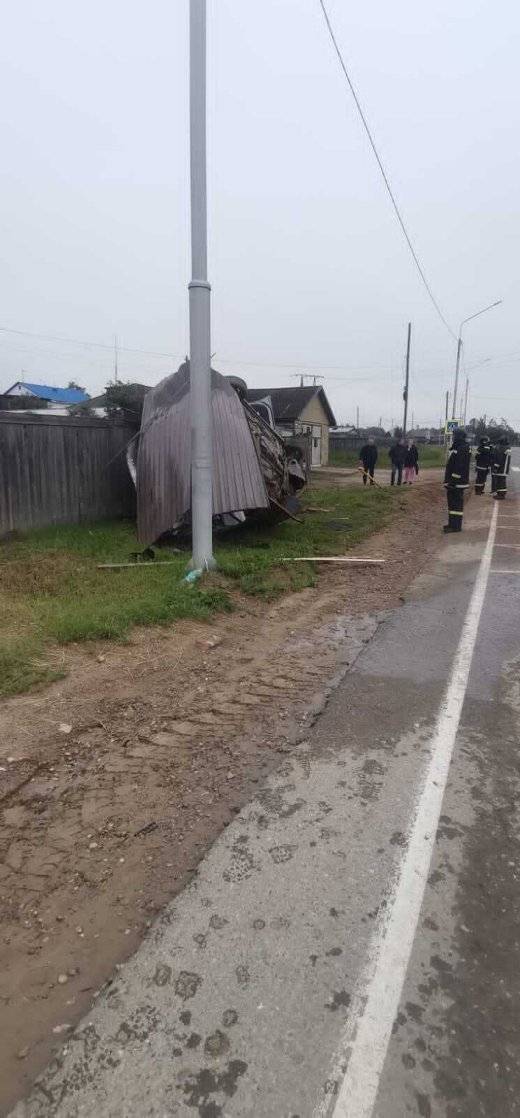 Сахалинский водитель снес автобусную остановку, в машине пострадал ребенок.  Сахалин.Инфо