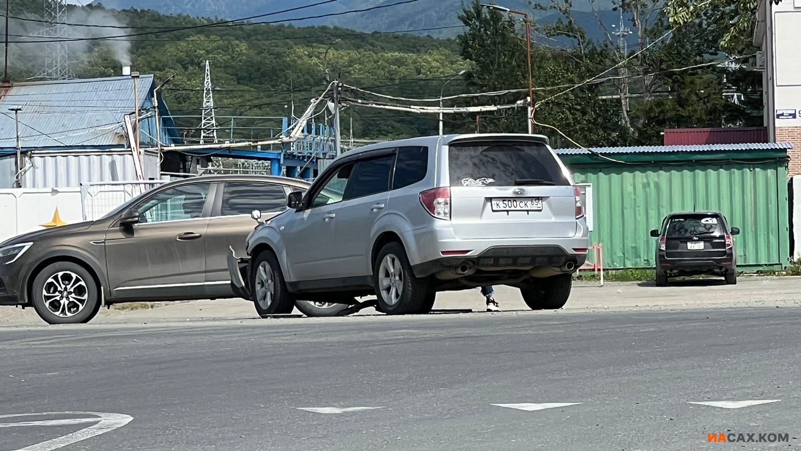 На юге города не поделили дорогу Nissan и Subaru. Сахалин.Инфо