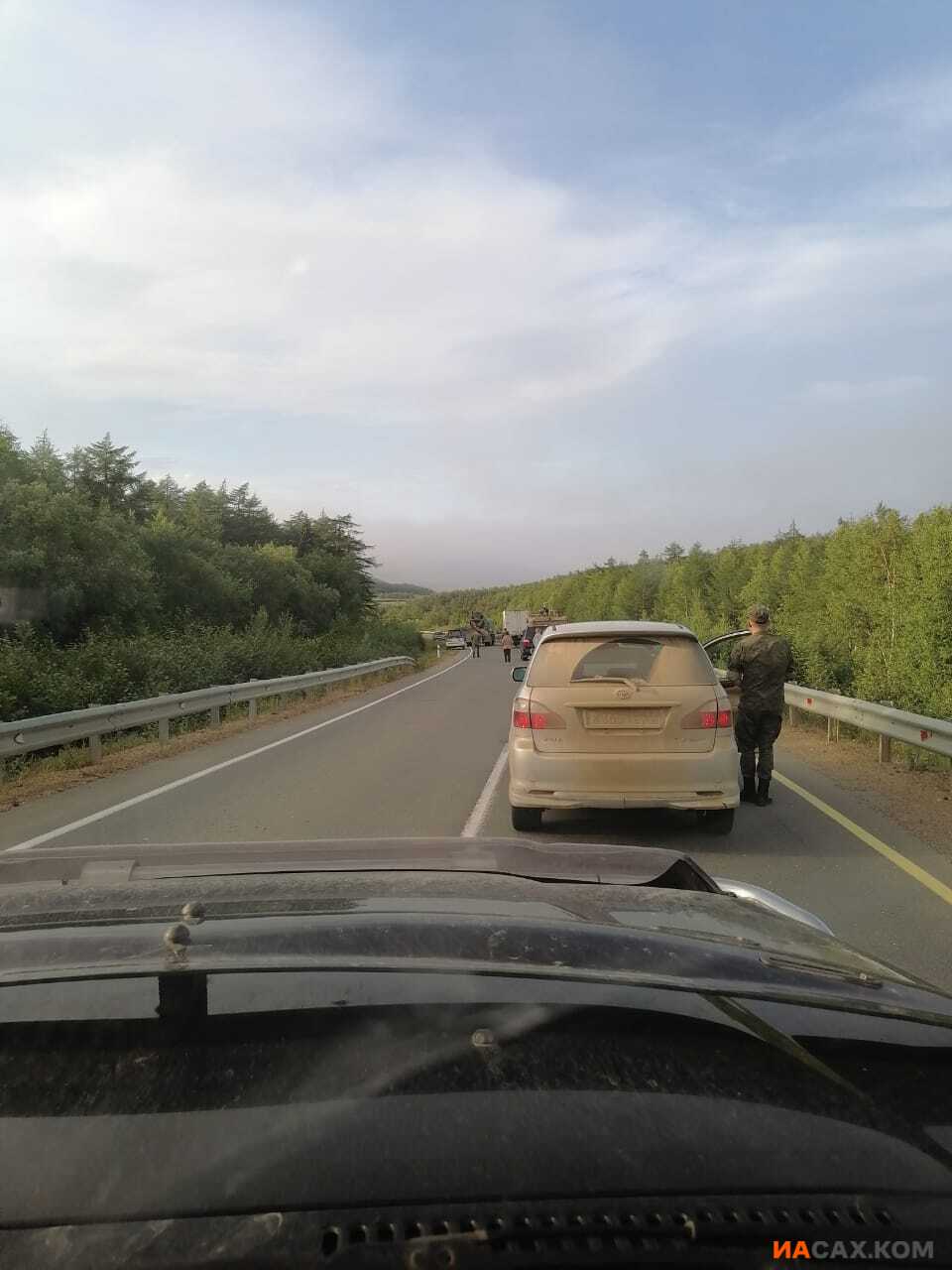 Сахалинские водители попытались поднять упавший с дороги большегруз.  Сахалин.Инфо