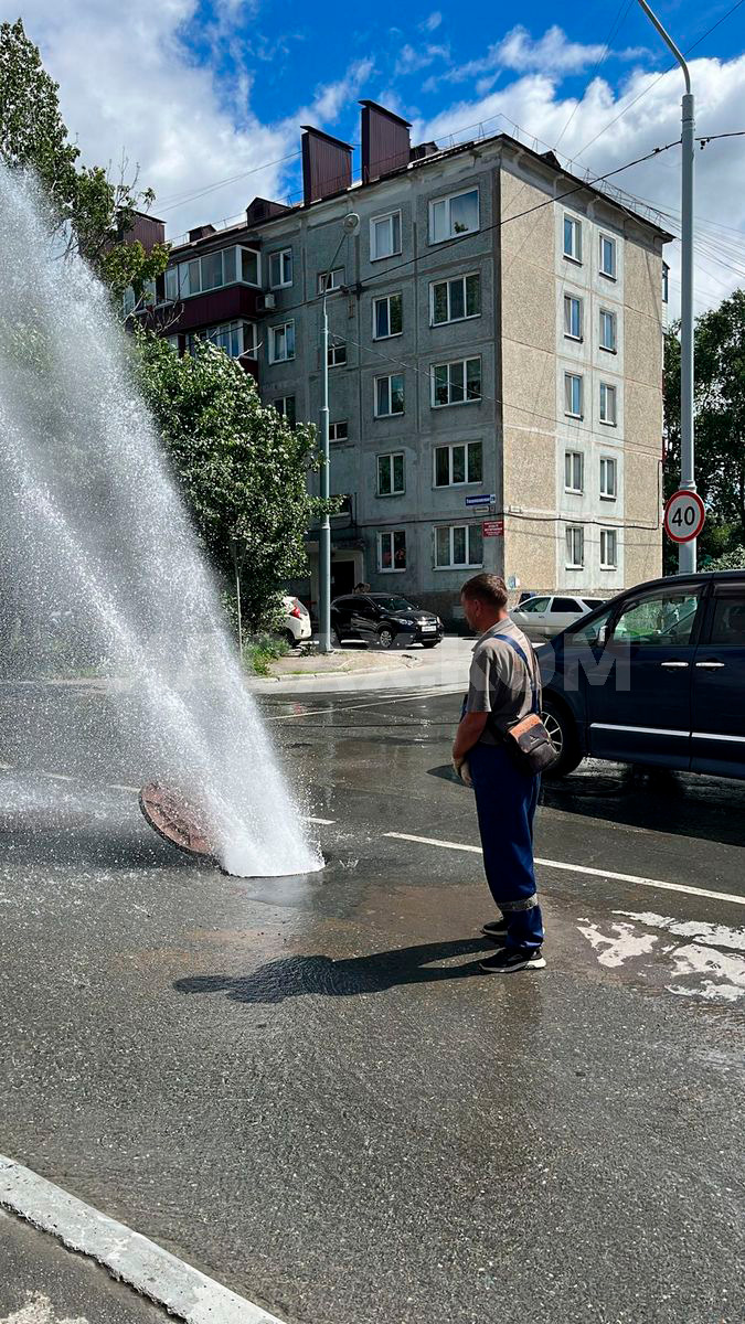 Фонтан высотой с дом забил из люка в Южно-Сахалинске. Сахалин.Инфо