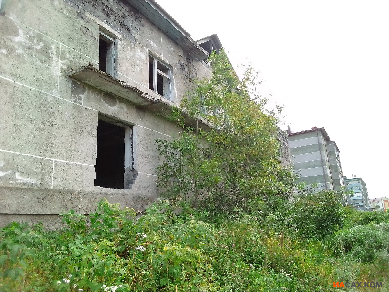 В Поронайске девочка упала с балкона аварийного здания. Сахалин.Инфо