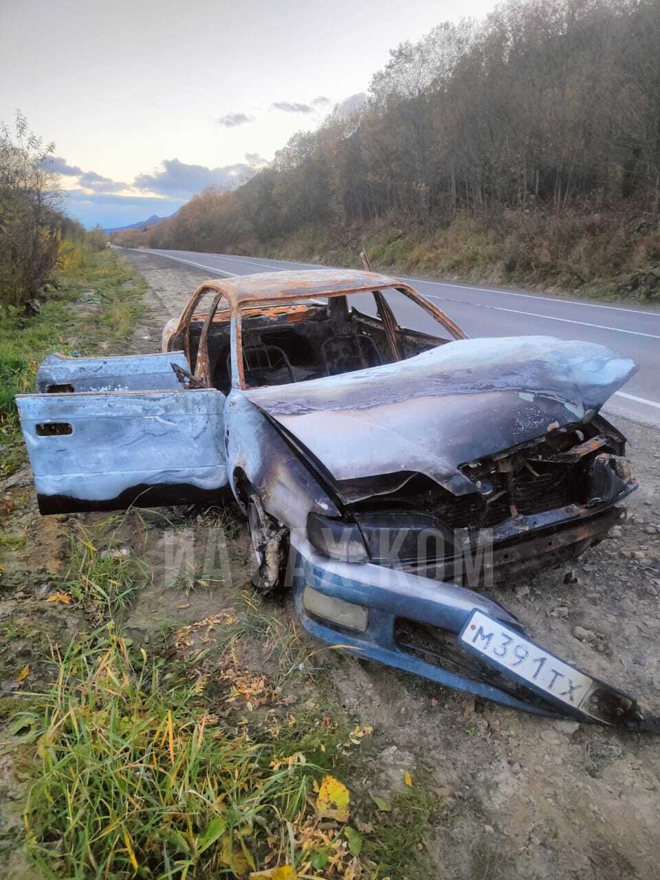 В Макаровском районе несколько дней у дороги стоит сгоревший автомобиль.  Сахалин.Инфо