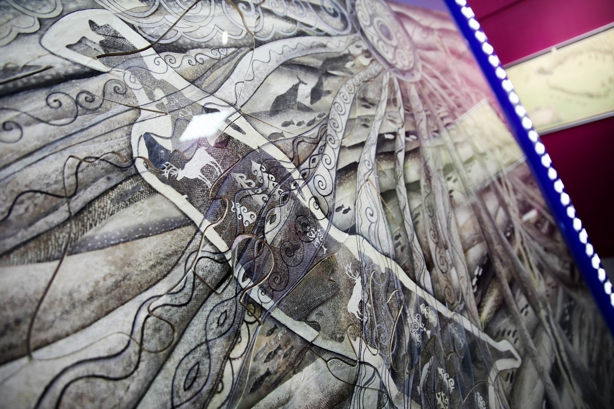 Гигантское панно из рыбьей кожи представили в музее книги Чехова.  Сахалин.Инфо