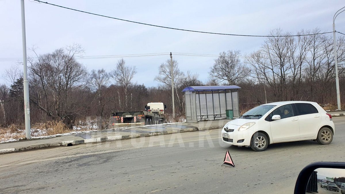 Контейнер с огромными шинами опрокинулся на дороге в Южно-Сахалинске.  Сахалин.Инфо