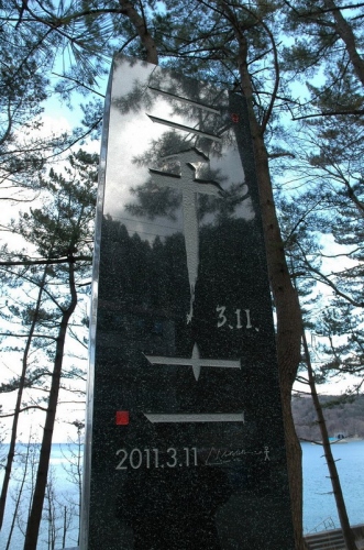 Камаиси. Мемориал у гостиницы. "...Выжил только тот, кто бежал..."