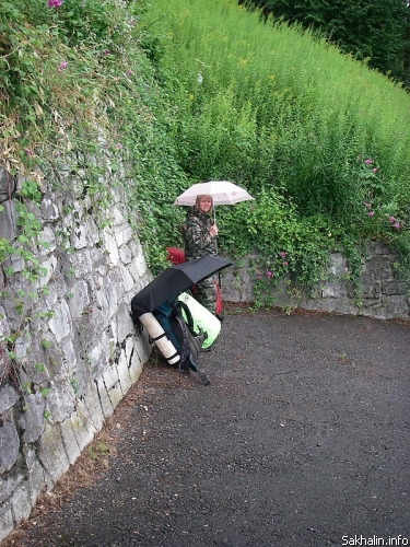 Марина возле виллы охраняет наши вещи 