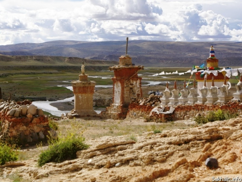 Чортены храмового комплекса в Tirthapuri