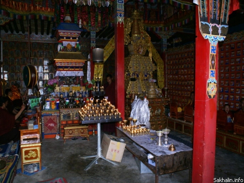 Алтарь в храме монастыря Khyunglung