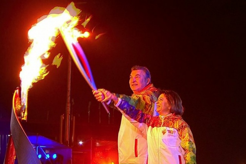 Ирина Роднина и Владислав Третьяк зажгли Чашу Олимпийского огня в Сочи 