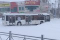 Пассажирский автобус застрял на перекрестке Мира и Пограничной в Южно-Сахалинске