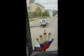 На Пуркаева в Южно-Сахалинске стоит одинокий побитый автомобиль
