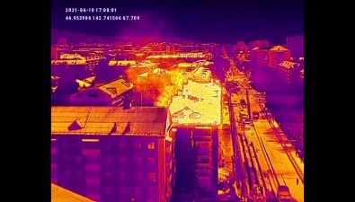 Крыша многоэтажки полыхает в Южно-Сахалинске