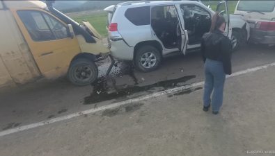 На севере Южно-Сахалинска столкнулись три автомобиля