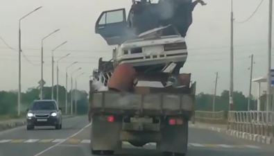 Грузовик с "башней" из чего попало в кузове напугал южносахалинцев